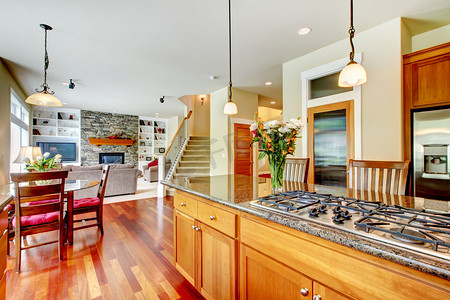 简单的工程建筑摄影照片_木豪华大厨房、 餐室与红色和花岗岩.