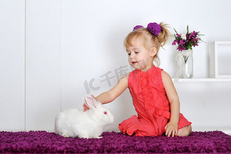 微笑小女孩和白兔子