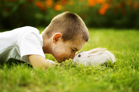 有兔子的小男孩