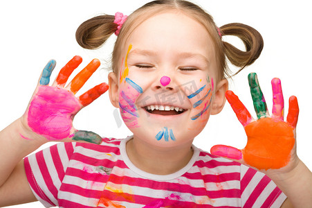 儿童游戏黄色摄影照片_性格开朗的女孩用手绘的画像