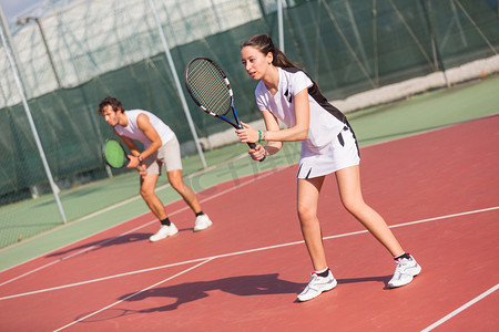 游戏比赛对决摄影照片_网球运动员在比赛期间