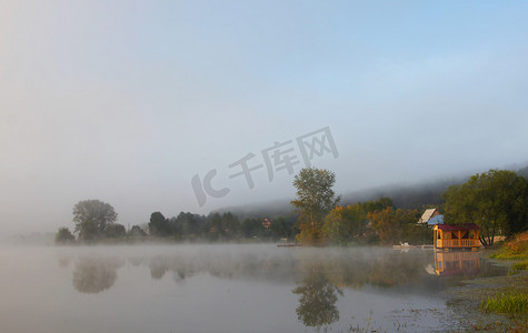 水岸房子摄影照片_美丽朦胧风景在池塘上与阁上了岸