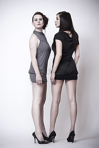 工作室时尚形象的两个漂亮的年轻女人