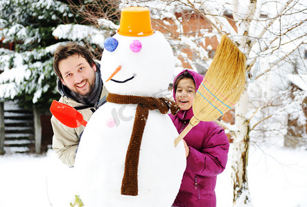 父亲和女儿、 爸爸和女孩玩游戏与雪的人，冬天，12 月