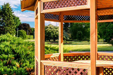对称建筑摄影照片_户外木制凉亭在夏天风景背景