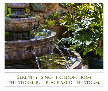 报价摄影照片_decoratie 石喷泉在庭院里和报价关于宁静