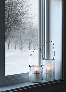 从窗口摄影照片_舒适灯笼和通过窗口看到的冬季风景