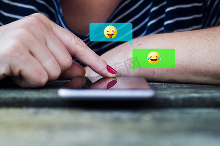 使用 emojis 聊天的女人