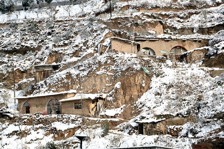 西北风光摄影照片_2009年11月12日，中国西北部陕西省延安市一场大雪过后，平民的山洞房屋被大雪覆盖。.