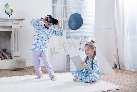 数码玩具摄影照片_虚拟现实与数字平板电脑的女孩  