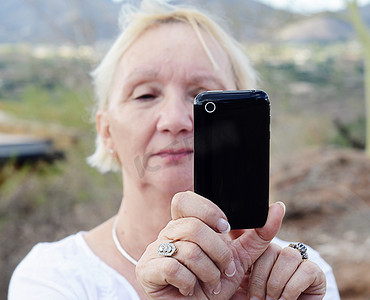 考虑一个智能手机拍照的髋关节酷时尚奶奶
