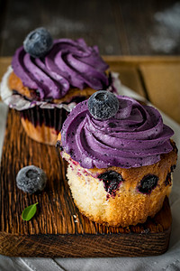 蓝莓蛋糕与紫色奶油上木板，关闭。选择性的焦点