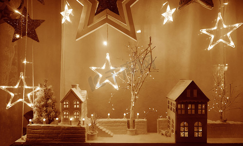 白色发光摄影照片_墙上的白色木制装饰房屋. 圣诞装饰中的玩具屋。 儿童的内部情况