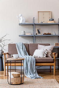 家具装修海报摄影照片_带有时髦沙发和花瓶的现代公寓内部
