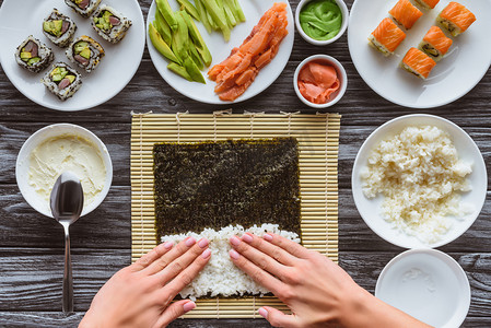 用大米和紫菜制作寿司, 餐桌上的美食配料的裁剪镜头 