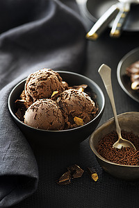冰淇淋球勺子摄影照片_自制的有机巧克力冰淇淋独家装饰巧克力洒