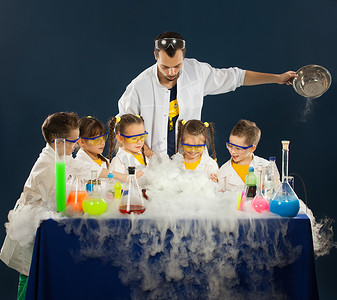 快乐的孩子，做科学实验在实验室里的科学家