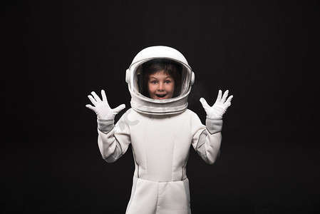宇航员服装摄影照片_快乐的孩子宇航员表示惊讶