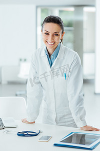 科技实验室摄影照片_自信的女医生，靠在桌子上