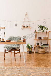 时尚的斯堪的纳维亚家居内部开放空间,与大量的植物,设计配件,竹架,木桌和挂模拟森林图纸。植物学概念的家庭装饰。阳光明媚的房间.