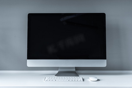 键盘黑色摄影照片_桌上有黑屏和键盘的电脑