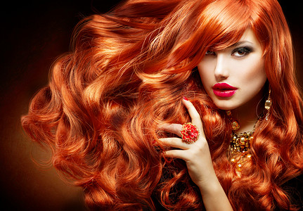 长长红色的卷发。时尚女人肖像