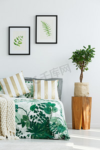 新风格海报摄影照片_与树树桩床头柜卧室