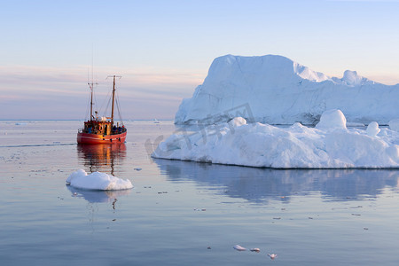 深度旅游摄影照片_自然和风景的格陵兰岛。旅游科学船在冰上。全球变暖现象的研究。国际海洋考察理事会和冰山的不寻常的形式和颜色.