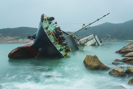 老香港摄影照片_与日落背景蓝色色调在深海沉船