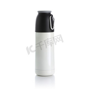 白色铝质光滑金属水壶，黑色瓶盖，带白色背景隔离处理。 热饮和冷饮。 设计模型、品牌、广告等的模板。 工作室拍摄