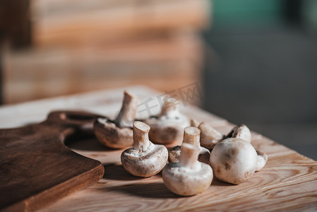 蘑菇铺设木制的桌子上