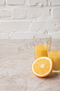 自制橙汁和橙色的大理石桌面
