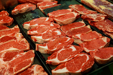 红色印章摄影照片_原料新鲜的肉、 牛肉或猪肉在超市牛排成分