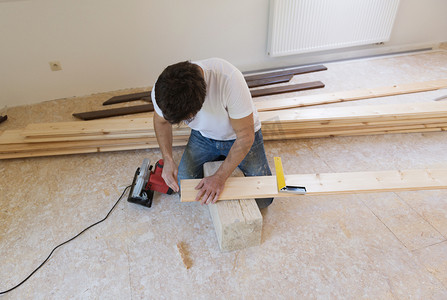 杂工安装木地板