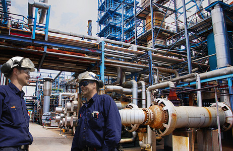 煤气管道摄影照片_石油工业的石油精炼厂内工人