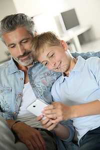 科技12摄影照片_爸爸和儿子玩智能手机