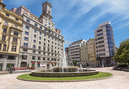 街和公园在西班牙的奥维耶多市