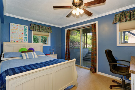 double摄影照片_White carved wooden double bed in blue bedroom