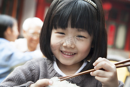 刘海摄影照片_小女孩吃米饭