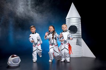 宇航员服装摄影照片_孩子们玩耍的宇航员