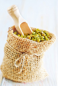 绿豆植物摄影照片_在包里的绿色绿豆