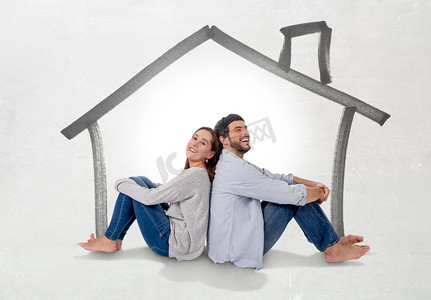 对年轻的夫妇做梦和成像他们在真实状态概念的新房子