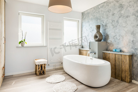 酒店浴室摄影照片_内部的现代明亮的浴室带有独立浴缸.