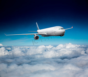 商业引擎摄影照片_天空中的客机