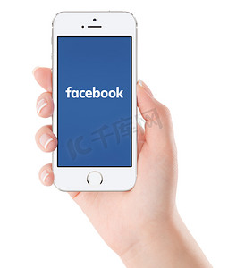 Facebook 上白色苹果 iphone 5s 的标志显示在女性手中