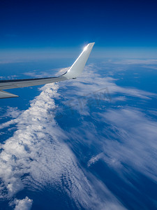 白色科技地球摄影照片_从飞行中的飞机窗口查看