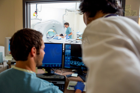 医疗团队操作在 ct 扫描实验室中的计算机
