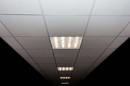 方形多孔板天花板和内置 Led 灯