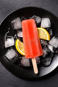 柠檬冰块上的美味红冰棍
