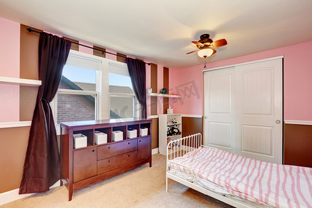 简约墙建筑摄影照片_儿童卧室内饰的简约设计，粉红色口音墙
